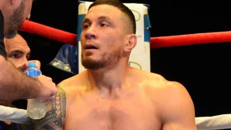 Sonny Bill Williams knocks out Barry Hall in the first round Image