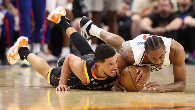 Kawhi Leonard drops 38 as Clippers steal Game 1 in Phoenix Image