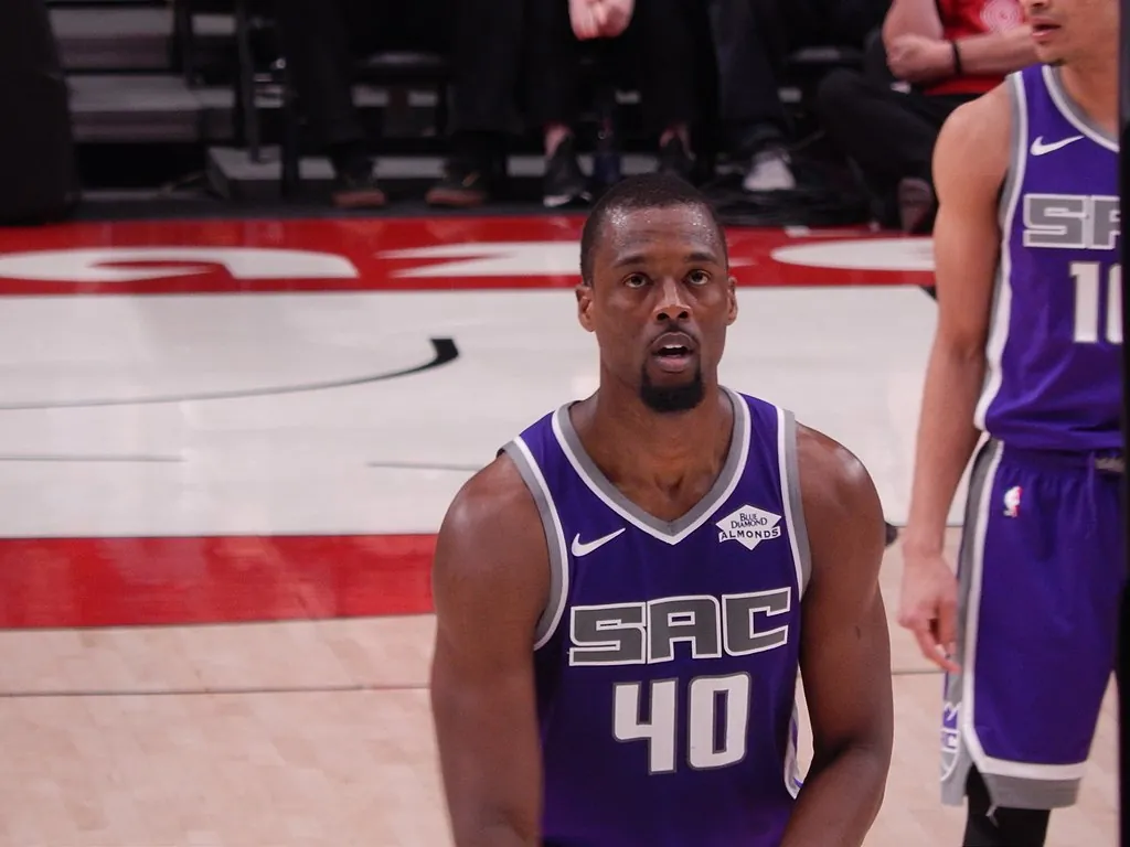Sacramento Kings tie NBA record for most three-pointers in a quarter Image