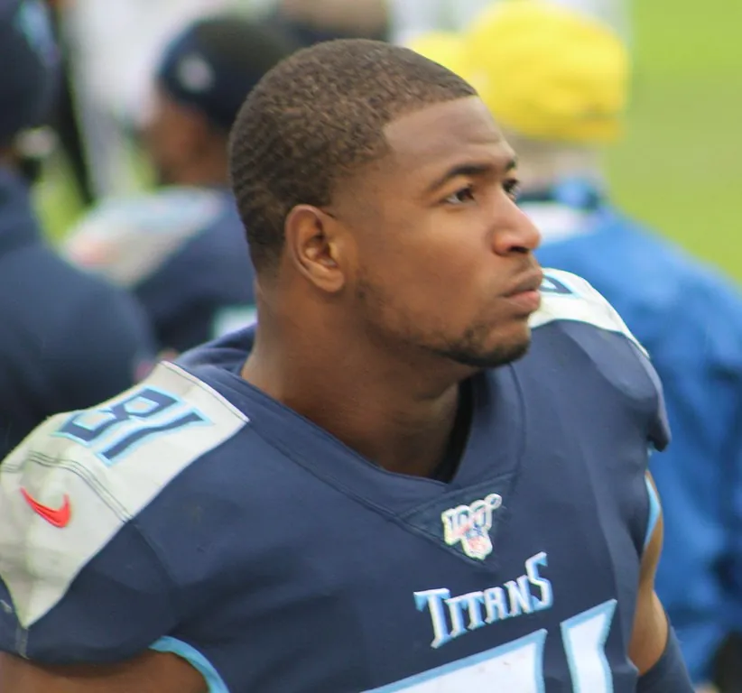 Dolphins sign tight end Jonnu Smith Image