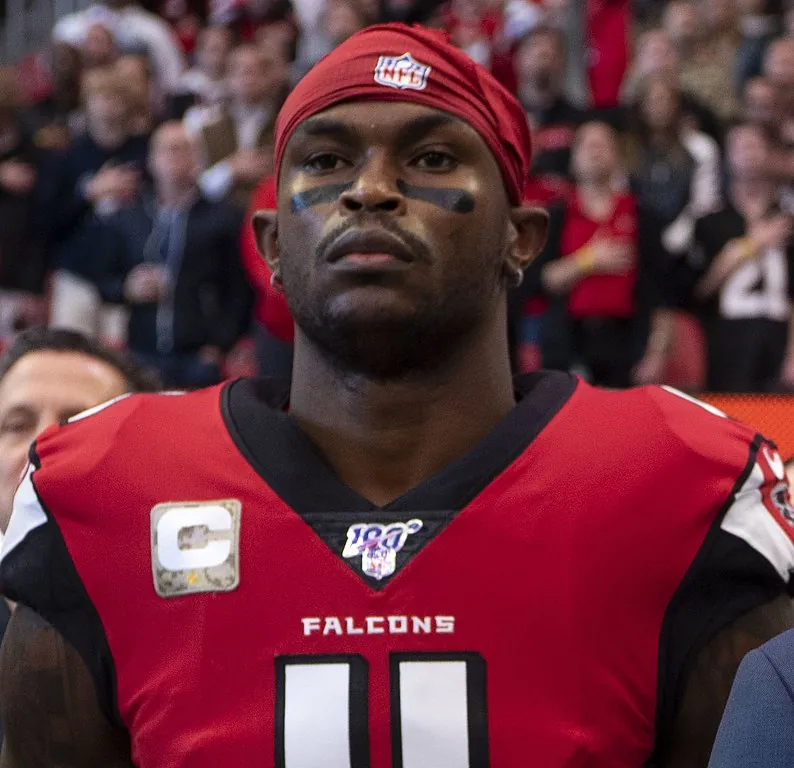 Buccaneers sign Julio Jones Image