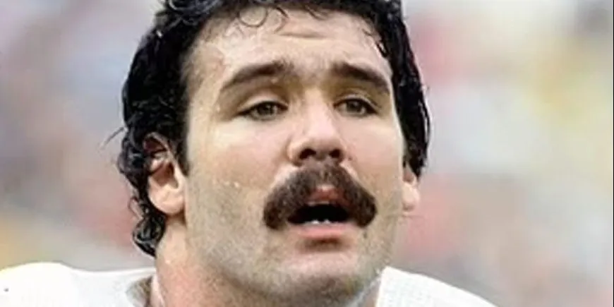 Former Patriots Pro Bowl tight end Russ Francis dies in a plane crash Image