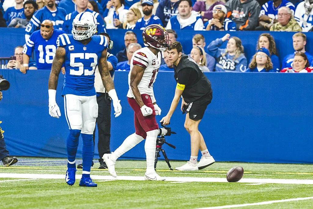 Eagles sign linebacker Shaquille Leonard Image