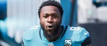 Bears sign defensive end Yannick Ngakoue and tight end Marcedes Lewis Image