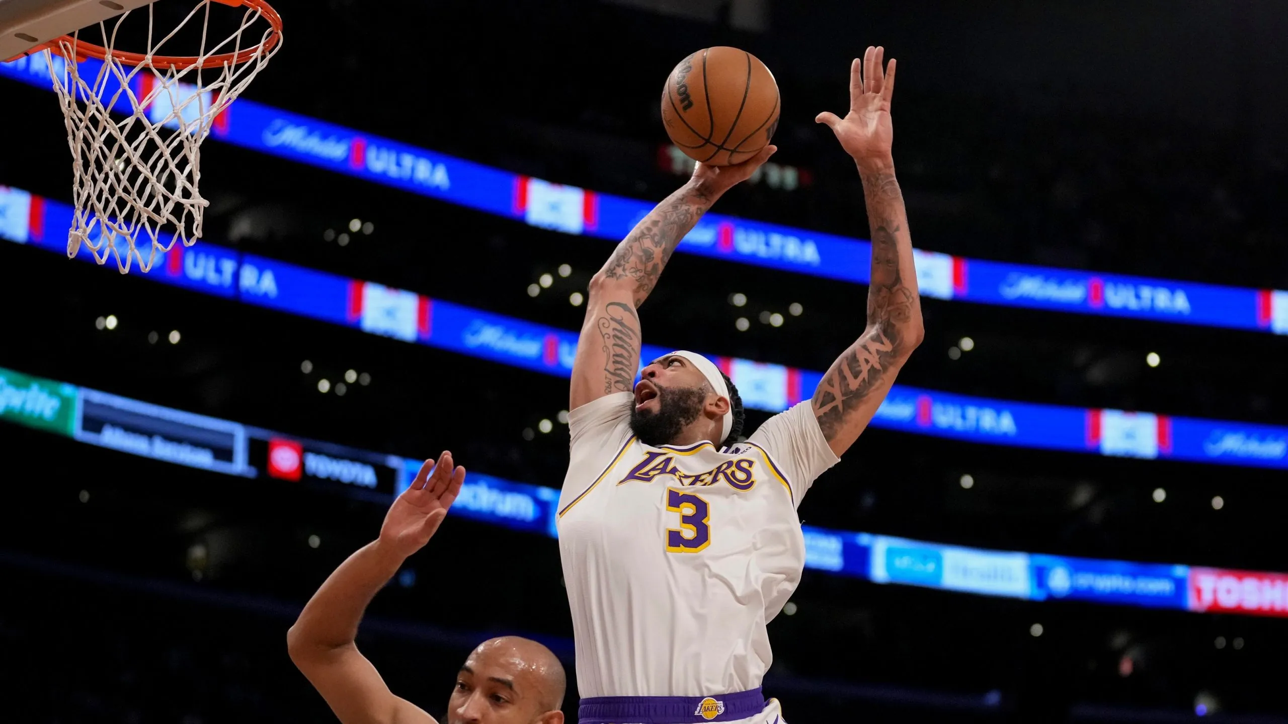 Monster Davis outing leads Lakers over undermanned Wolves Image