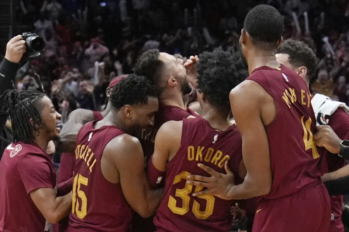 Strus’ halfcourt prayer answered as Cavs stun Mavs Image