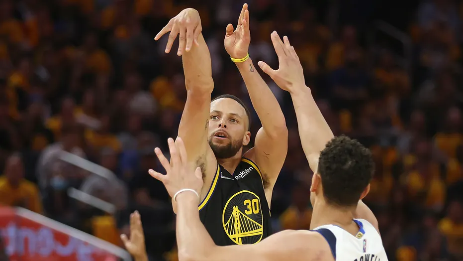 Stephen Curry drops 21, Warriors take care of Mavs in Game 1 Image