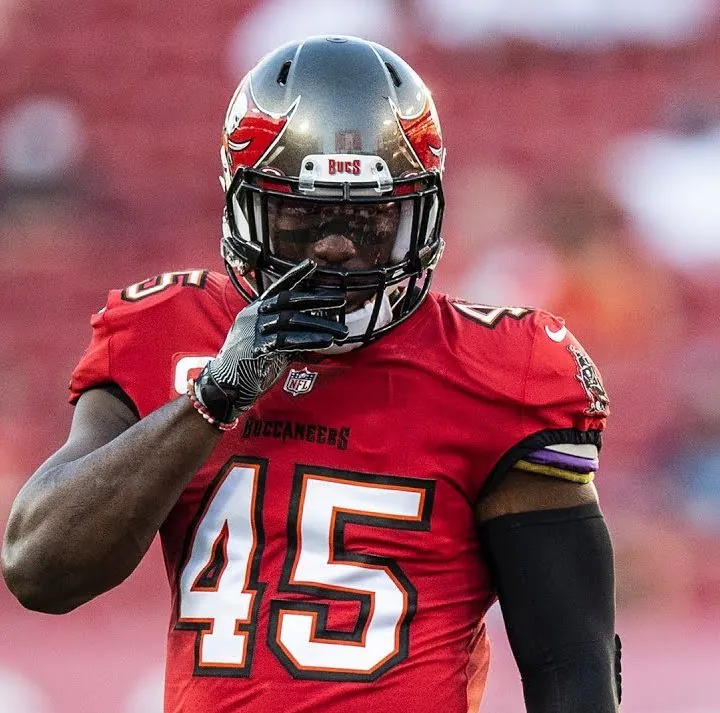 Raiders sign linebacker Devin White Image