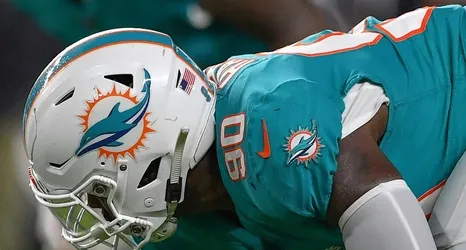 Dolphins trade defensive end Charles Harris to the Falcons Image