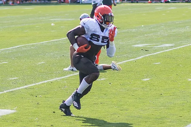 Vikings sign WR Jauan Jennings and Chargers sign TE David Njoku Image