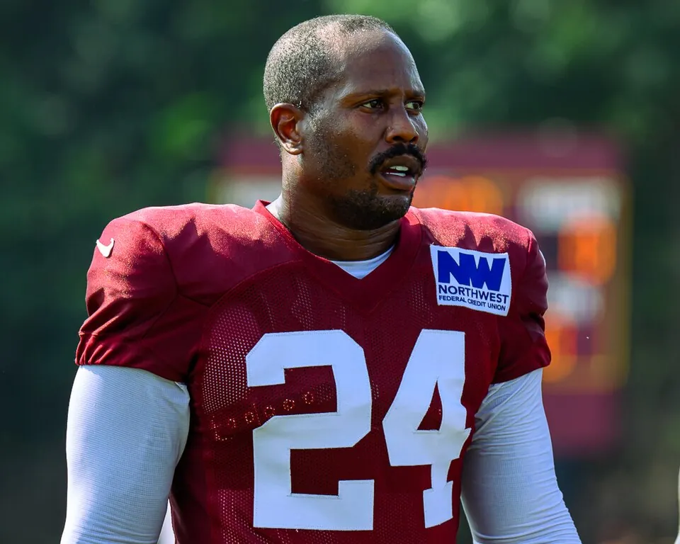 Cowboys sign linebacker Von Miller Image