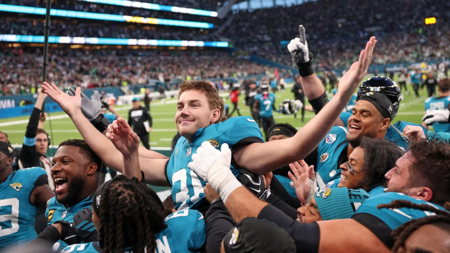 Jaguars Beat Eagles 19-17 on Walk-Off Kick in London Image