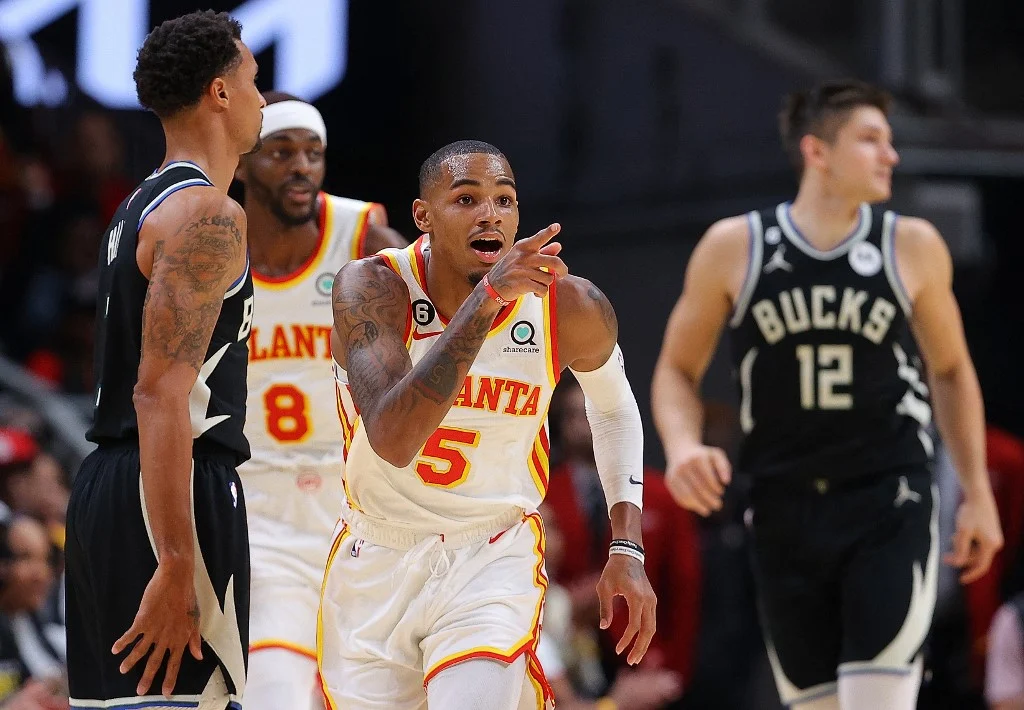 Murray drops 25, Hawks hands Bucks first loss of season