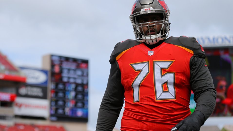 Offensive Tackle Donovan Smith signs with the Chiefs