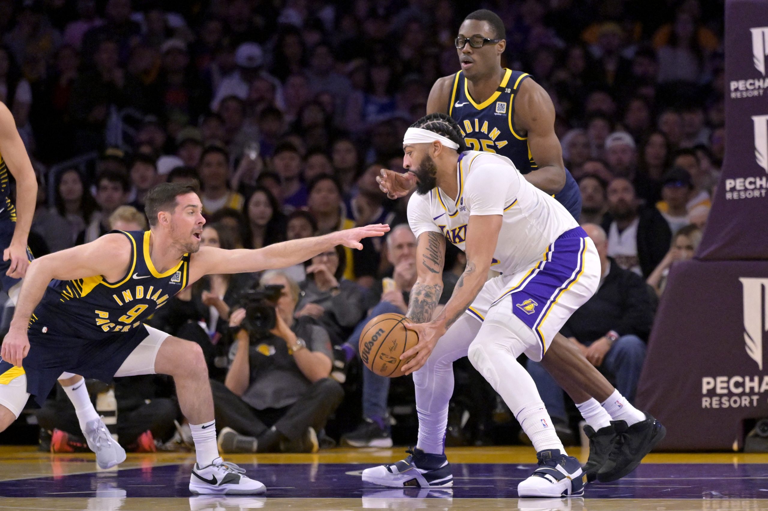 Lakers hold off Pacers in 295-point shootout