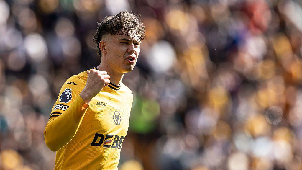 Wolves to stand firm on rejecting all bids for Strand Larsen