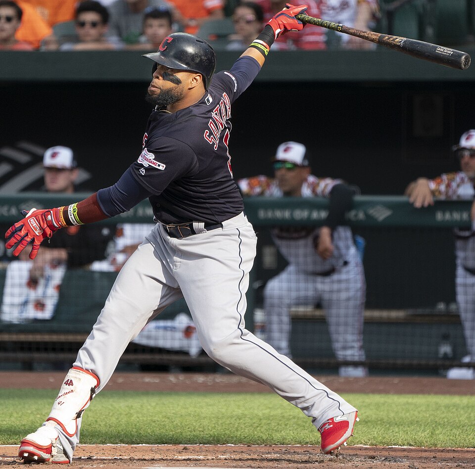 Cubs sign first baseman Carlos Santana