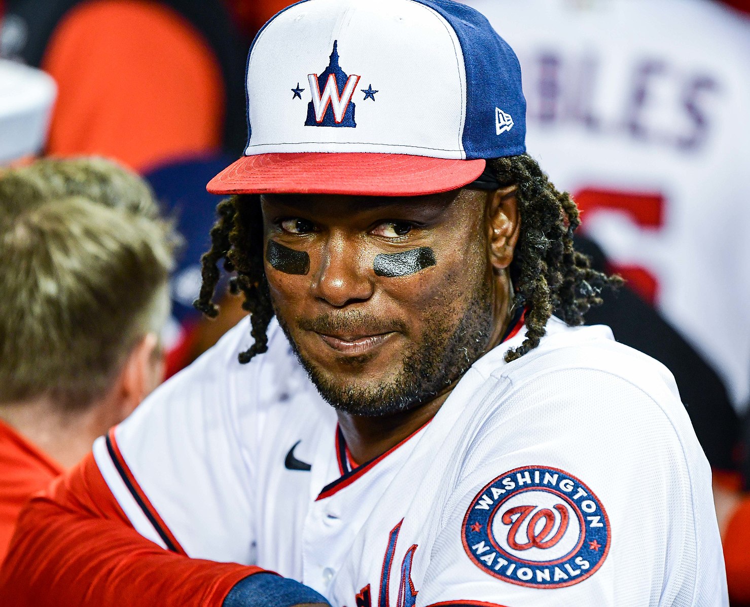 Twins sign first baseman Josh Bell