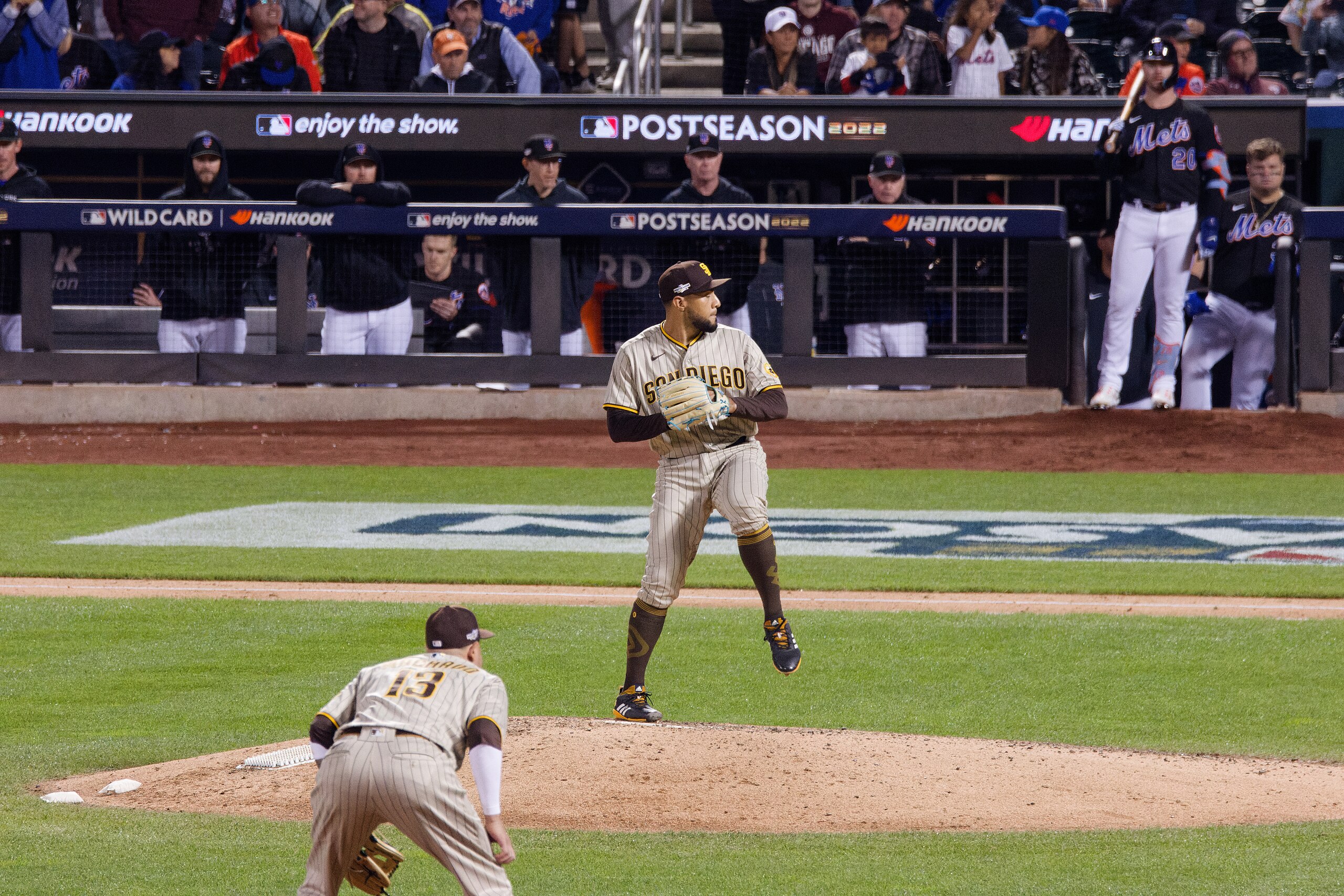 Braves acquire OF Mike Yastrzemski and closer Robert Suarez